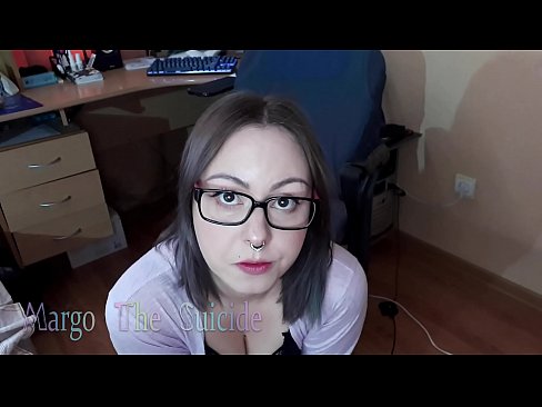 ❤️ 戴眼鏡的性感女孩在鏡頭前深吸假陽具 ❤️ 他媽的 在我們 ❌️